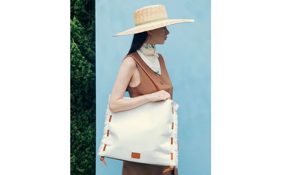 Reef Tote Black Color Caramel