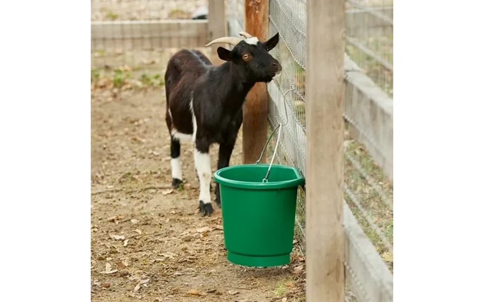 Farm Innovators Fb-80 Plastic 3 Gallon Flat Back Heated Bucket 70w Green