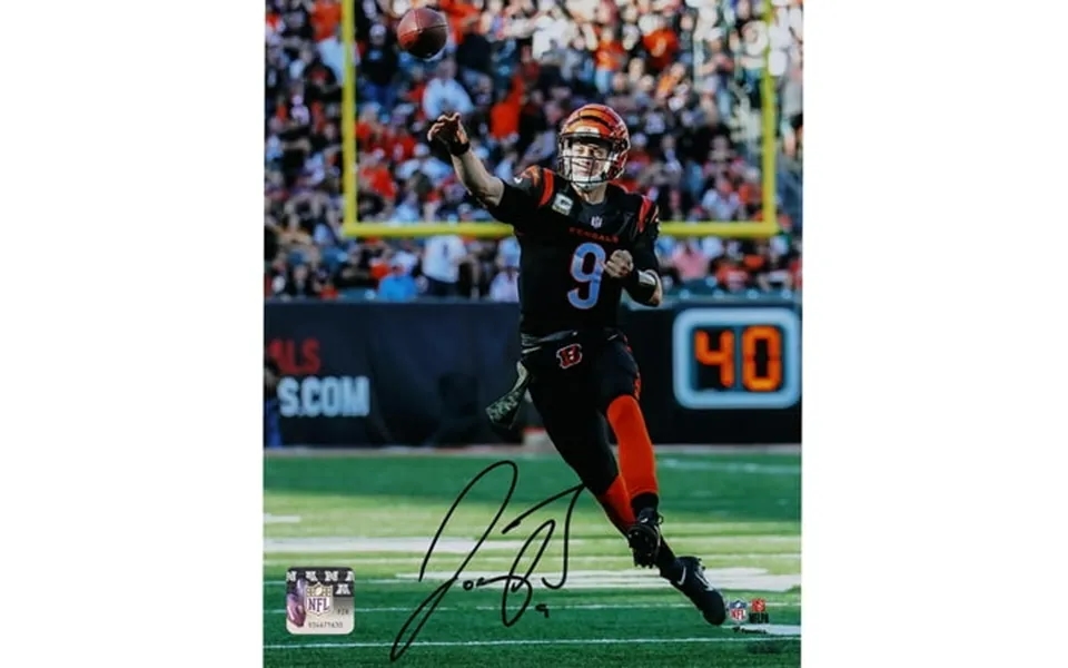 Joe Burrow Cincinnati Bengals Autographed 8 X 10 Throwing On The Run In Black Jersey Photograph - Fanatics Authentic Cer