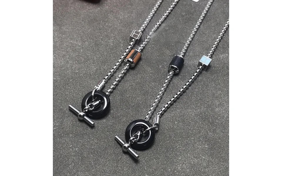 European And American Brand French Retro Gold Rose Necklace - Fashionable Metal Circular Pendant